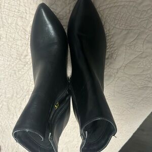 Source Unknown Sleek Black Ankle Booties